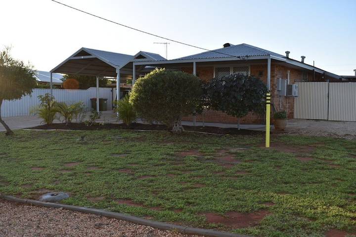 Holiday home for 10 people, with hot tub and garden as well as terrace in Exmouth