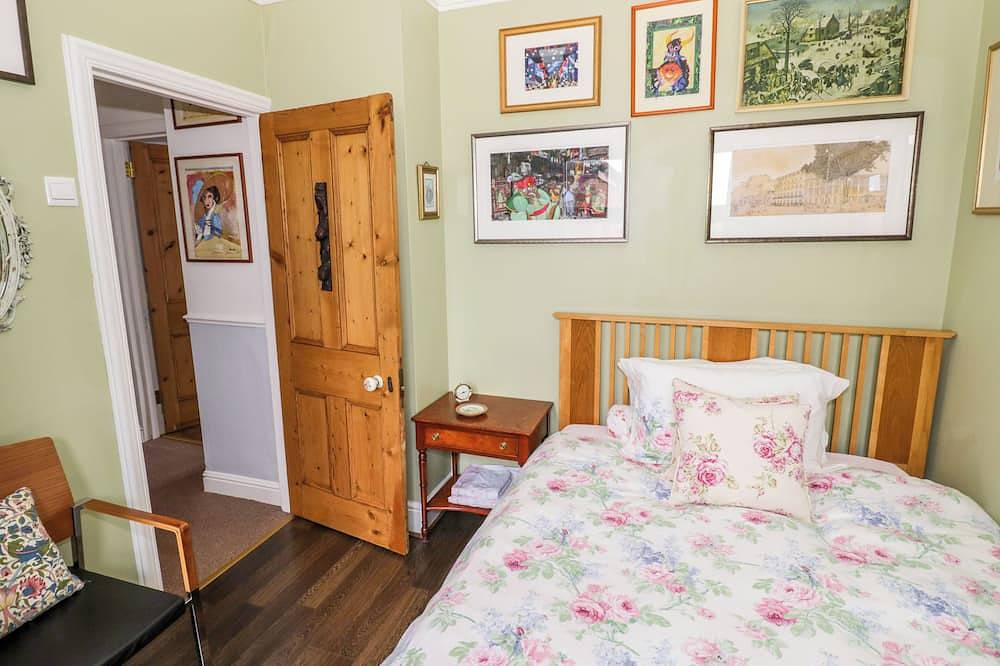 The Gables, pet friendly, character holiday cottage in Rugby in Warwickshire