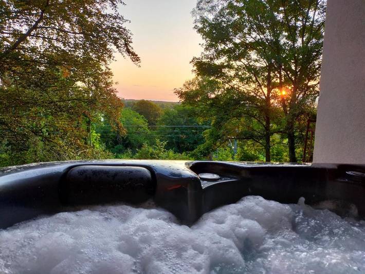 Gîte pour 4 personnes, avec Jacuzzi et Terrasse ainsi que Jardin et Sauna à Abrest