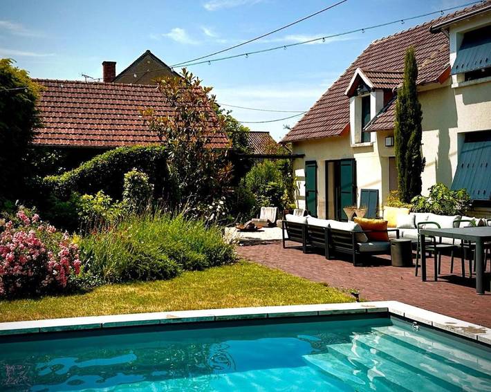 Gîte pour 8 personnes, avec Terrasse ainsi que Jardin et Piscine dans Méhers