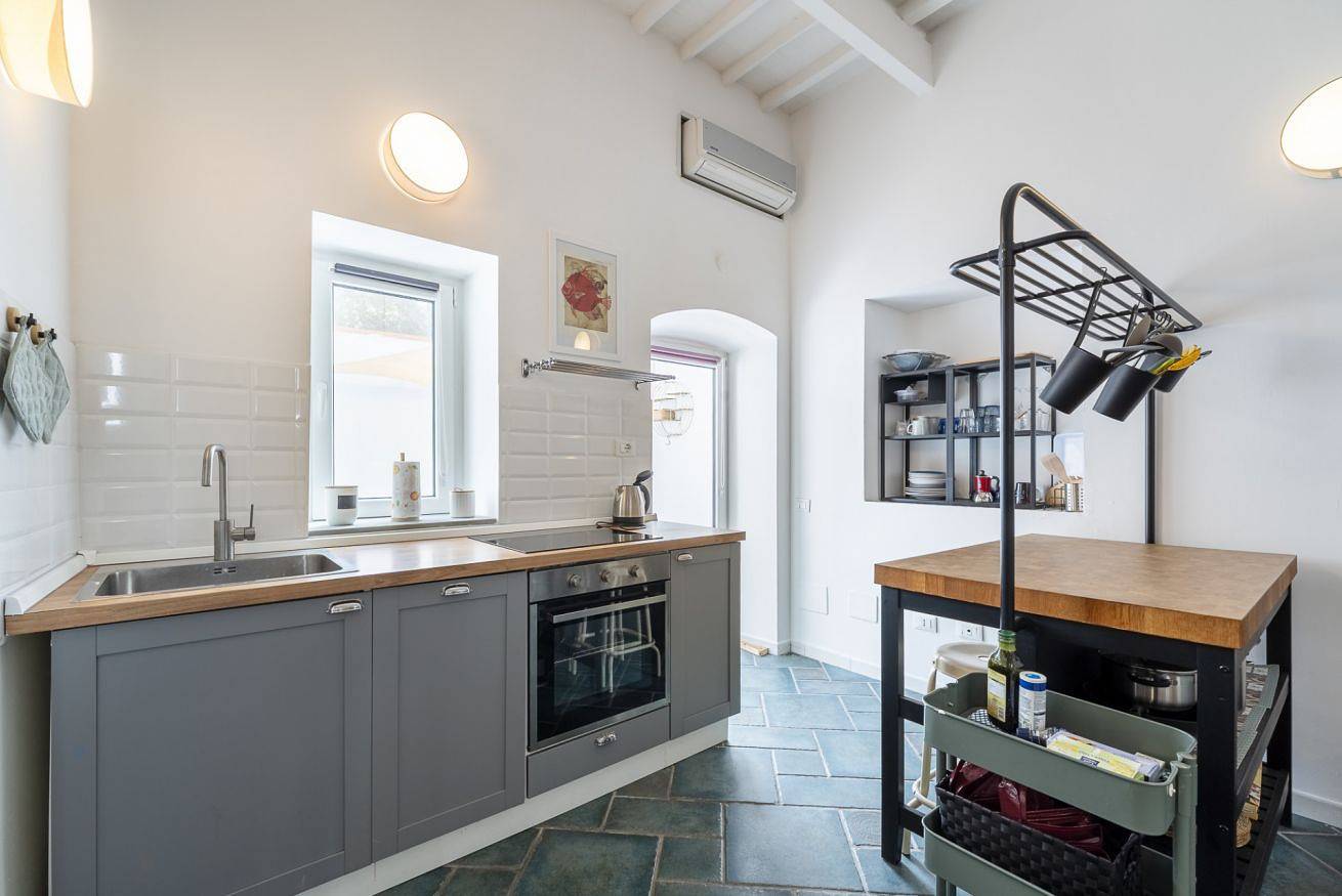 Appartement entier, Guesthost - Lovely & Central Studio with Terrace in Livourne, Côte des Étrusques