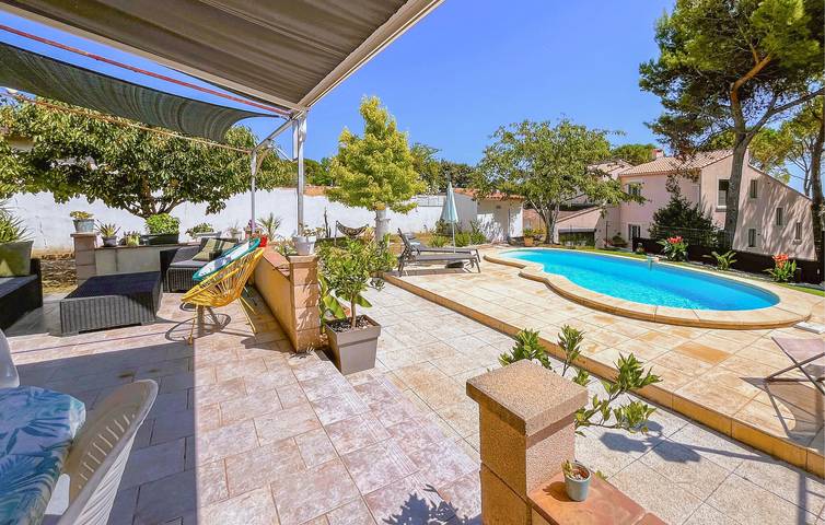 Location de vacances pour 6 personnes, avec terrasse ainsi que piscine et jardin à Tavel - 3