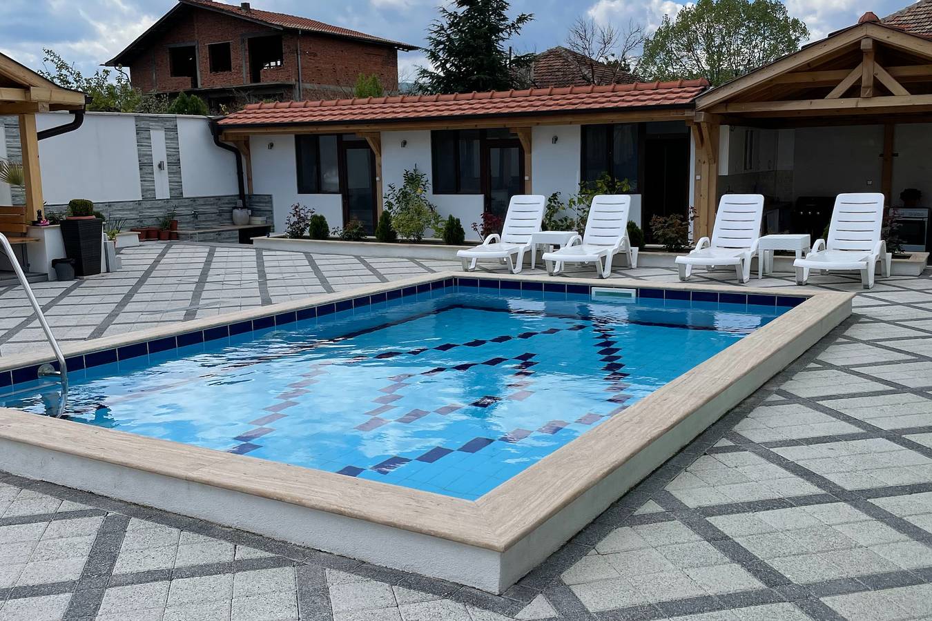 Sleeps13-Privatepool-Aircon-Familyfriendly in Pirin