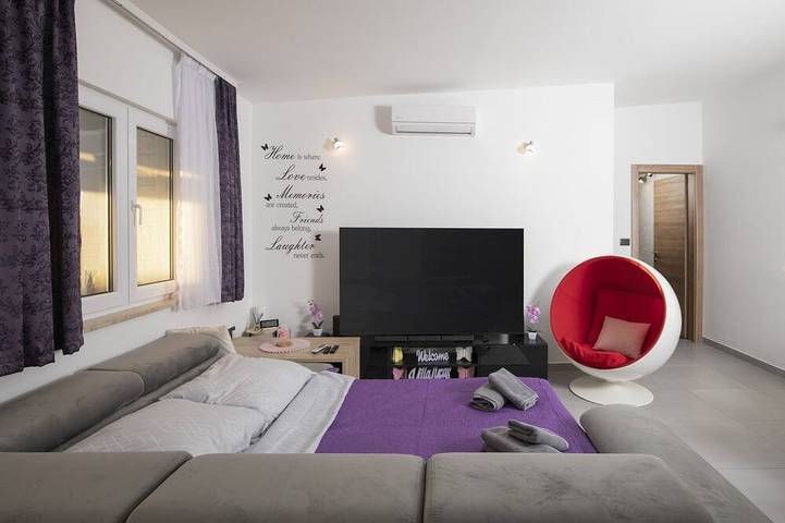 Family house Georgine with 2 bedrooms and pool in Pula-Medulin, Pula