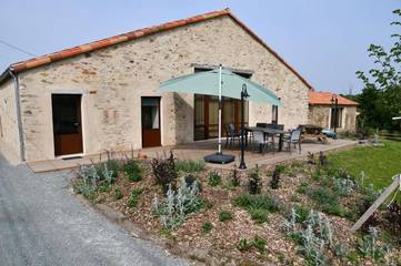 Gîte pour 14 personnes, avec piscine ainsi que jardin et vue à Cheffois