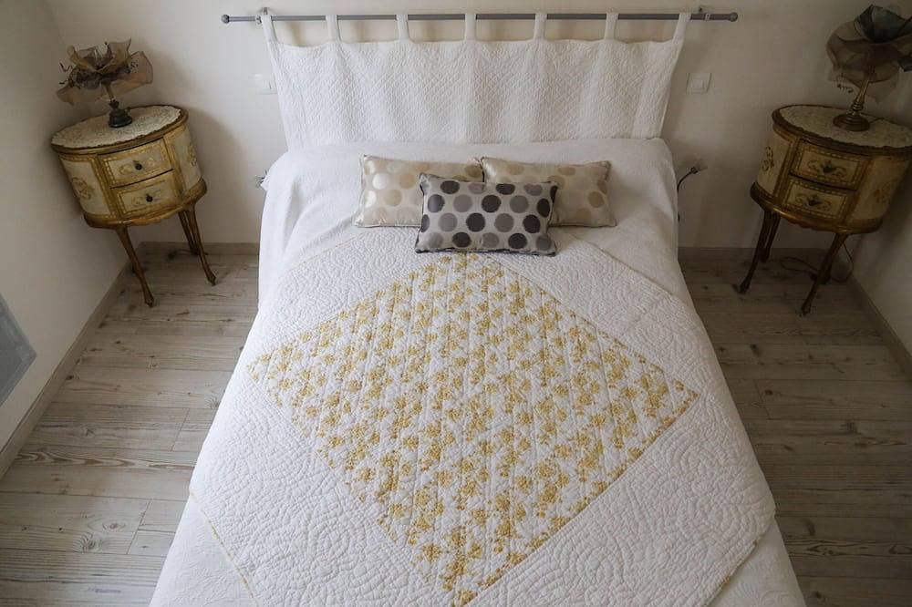 Le Pavillon: Holidays and Hikes, Thermal Cures, Heritage and Festivals in Prades, Prades region