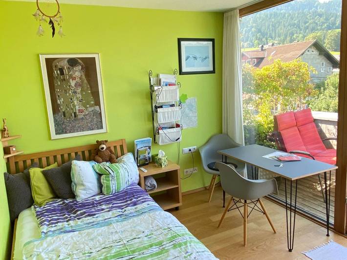 Ganze Ferienwohnung, Panorama-Gästestudio im Penthouse: Privatbad, Balkon & Küche - Gästestudio innerhalb Privat-Penthousewohnung in Bregenzerwald (Vorarlberg), Alberschwende
