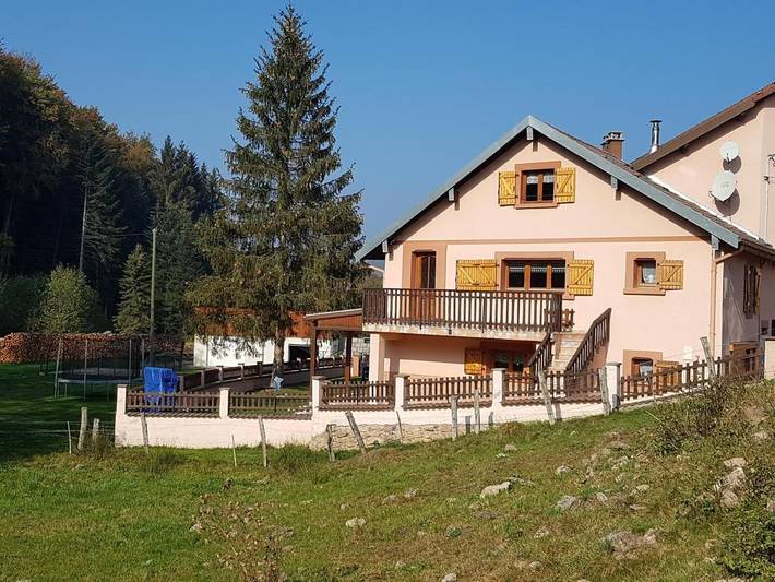 Gîte pour 5 personnes, avec piscine et bassin pour enfant ainsi que terrasse et vue dans Vienville