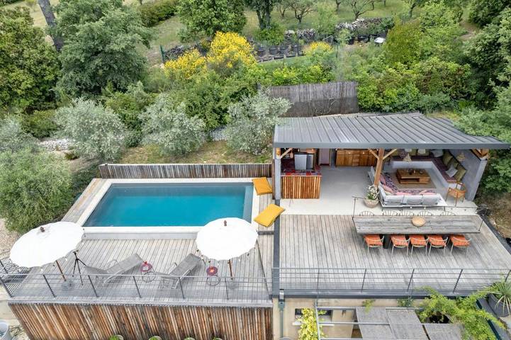 Location de vacances pour 6 personnes, avec terrasse ainsi que jardin et piscine à Puget