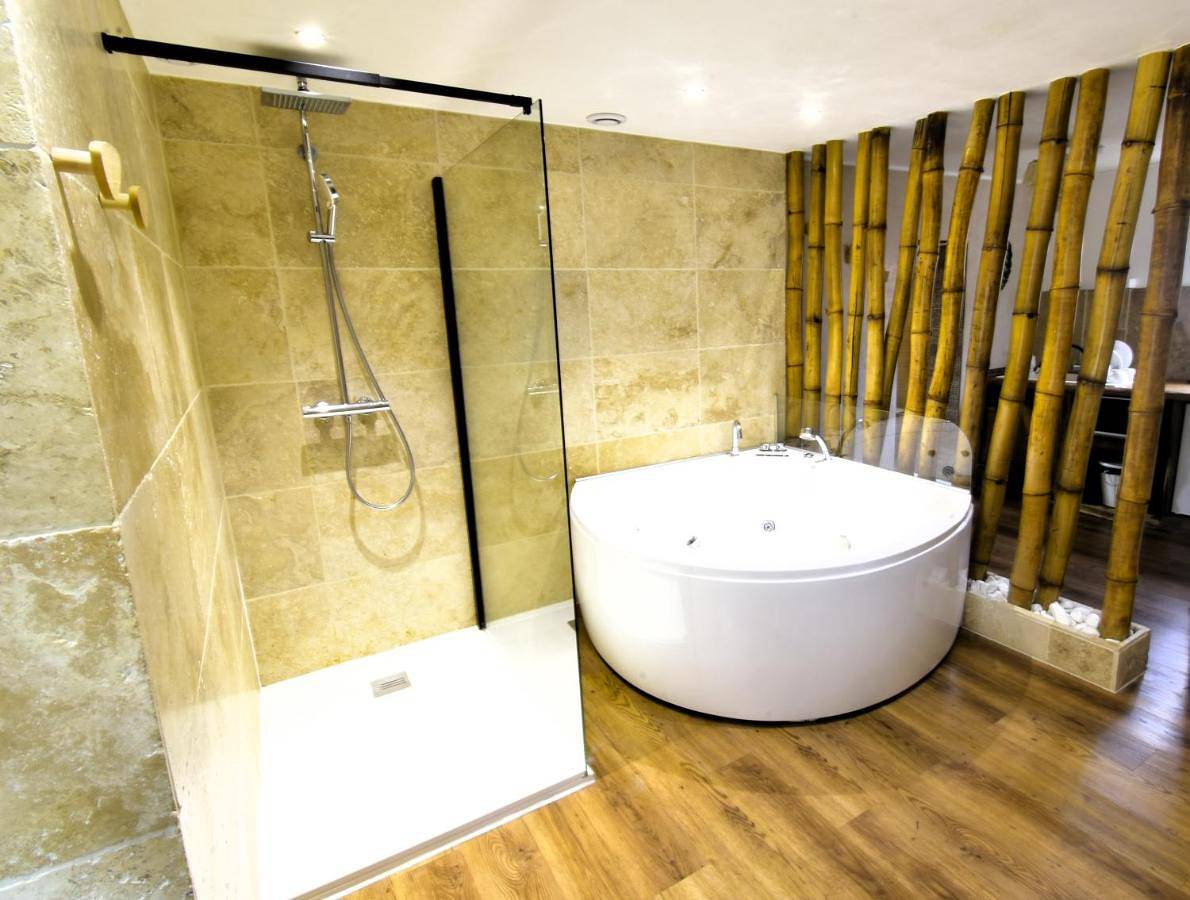 Appartement entier, Appartement jacuzzi privatif Love&Zen in Verneuil-sur-Avre, Région d'Évreux