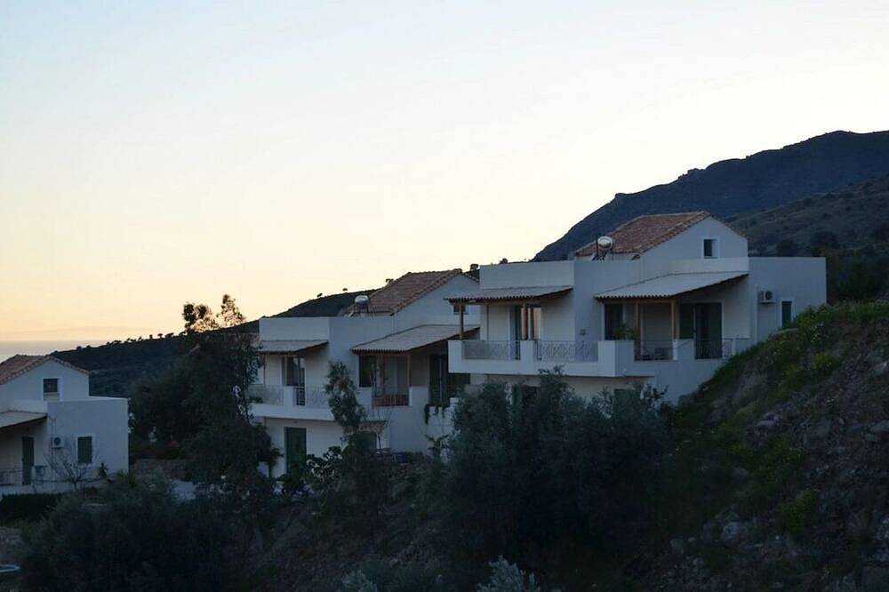 Geheel appartement, Harakas modern villa apartment with all commodities in preserved South Crete in Agia Galini, Rethymno en omgeving