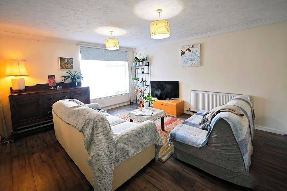 Spacious 3-Bedroom Home with Parking for Families & Business Guests Near Shops in Gosport, Hampshire