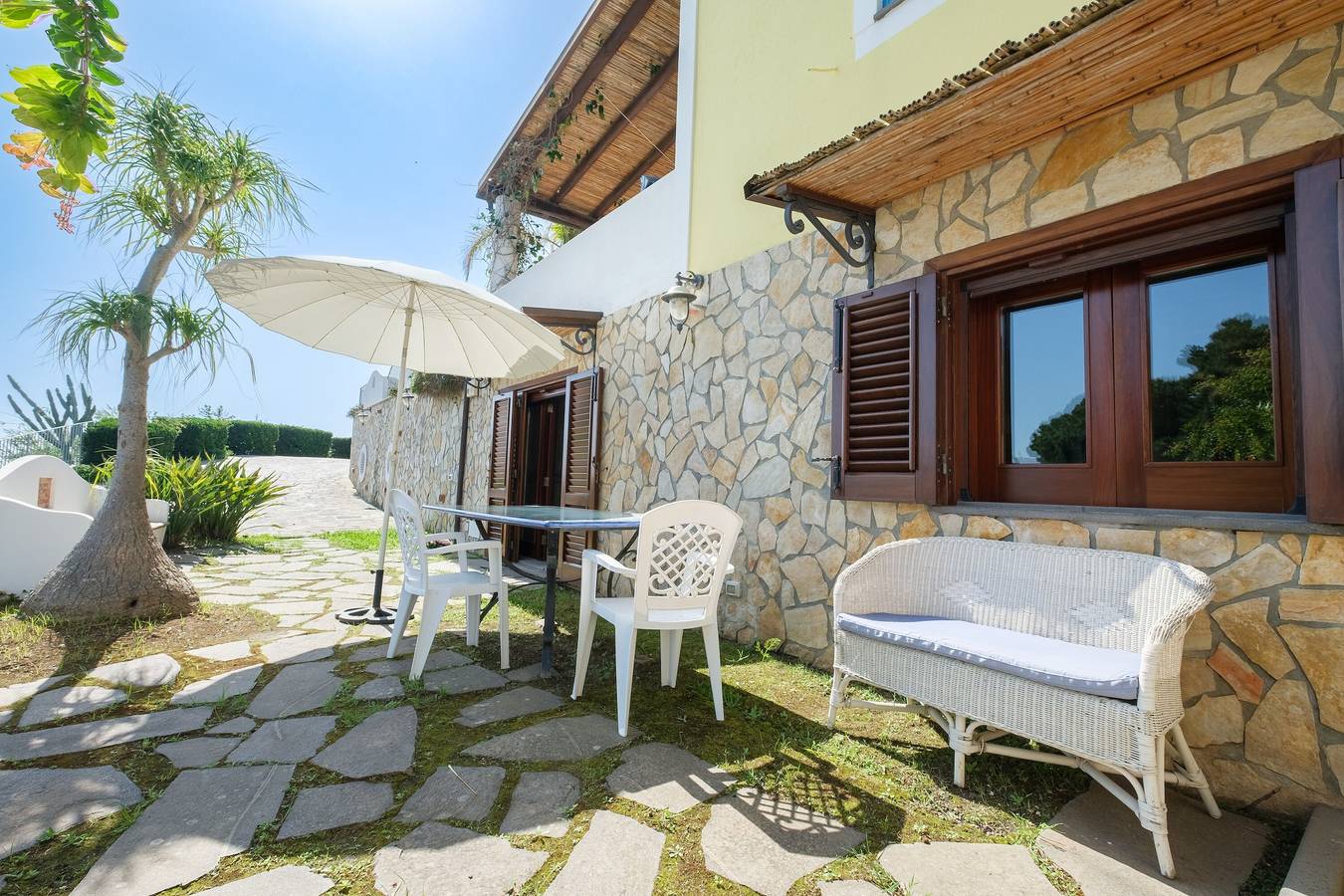 Apartamento entero, Apartamento "Casa Della Poiana" con vistas al mar, terraza privada y Wi-Fi in Lipari