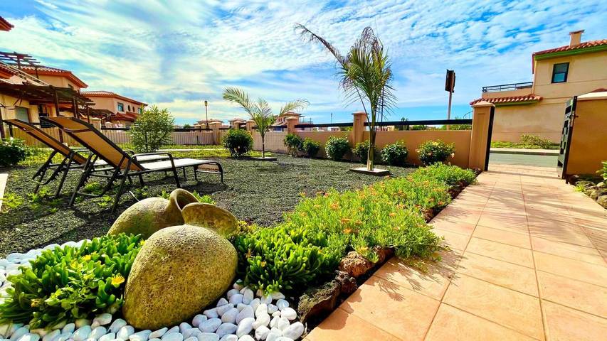 Alojamiento 'Casa Bonita Lajares Fuerteventura' con vistas al mar, piscina compartida y Wi-Fi in La Oliva, Fuerteventura