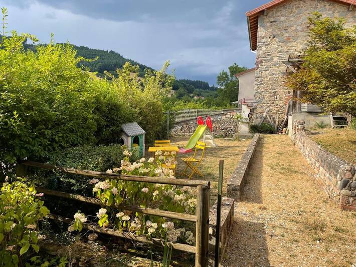Location de vacances pour 7 personnes, avec Terrasse ainsi que Jardin et Vue dans Meaux-la-Montagne