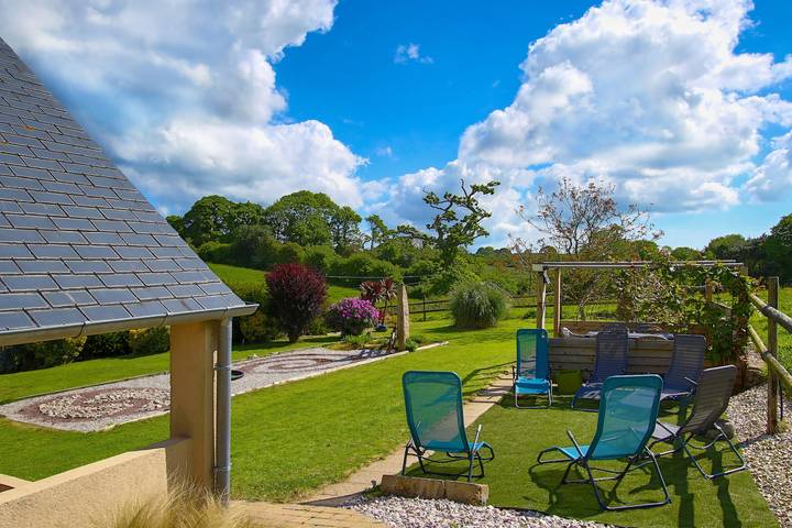 Guest Room 'Chambre Mer' with Shared Terrace, Communal Garden and Wi-Fi in Teurthéville-Bocage, Cherbourg region