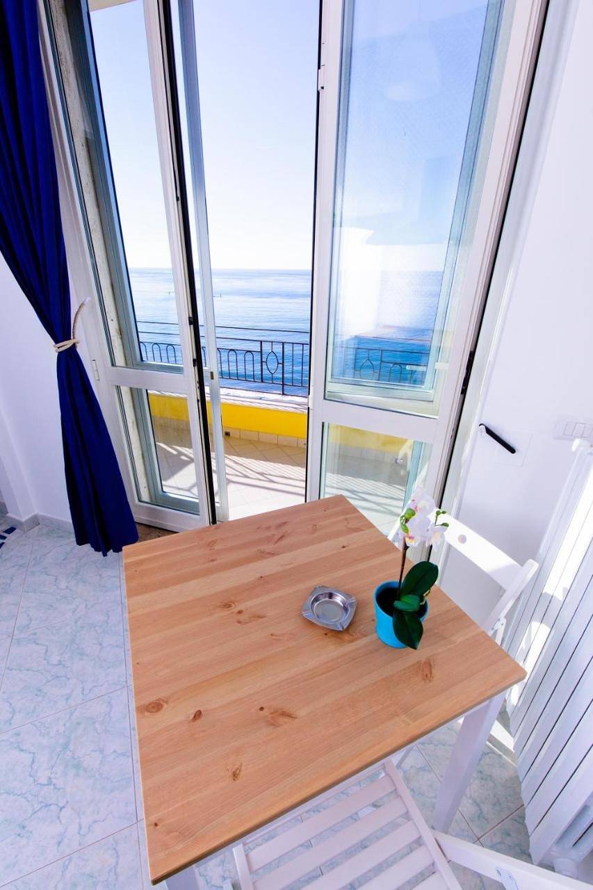On the beach Sea-view&Kitchen In Room in Salerno, Costa tirrenica Campania