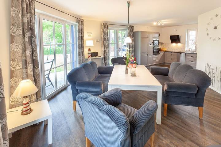Ferienhaus mit Kamin, ca. 200m zum Sandstrand, Wlan, Waschmaschine, Trockner in Hauptstrand Glowe, Glowe