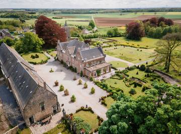 Gîte pour 14 personnes, avec terrasse ainsi que piscine et jardin à Modave