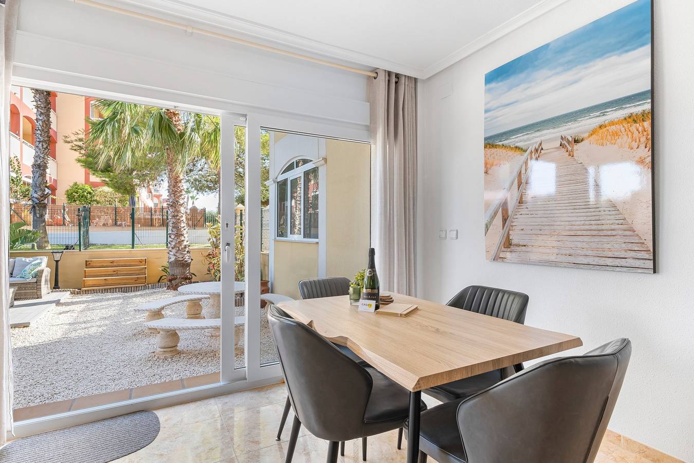 Apartamento entero, Apartamento 'Kolibri' con piscina compartida, Wi-Fi y aire acondicionado in Las Calas, Torrevieja