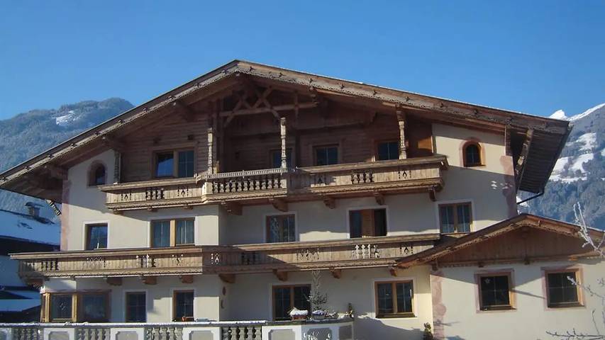 Ferienwohnung für 9 Personen, mit Balkon und Garten in Uderns