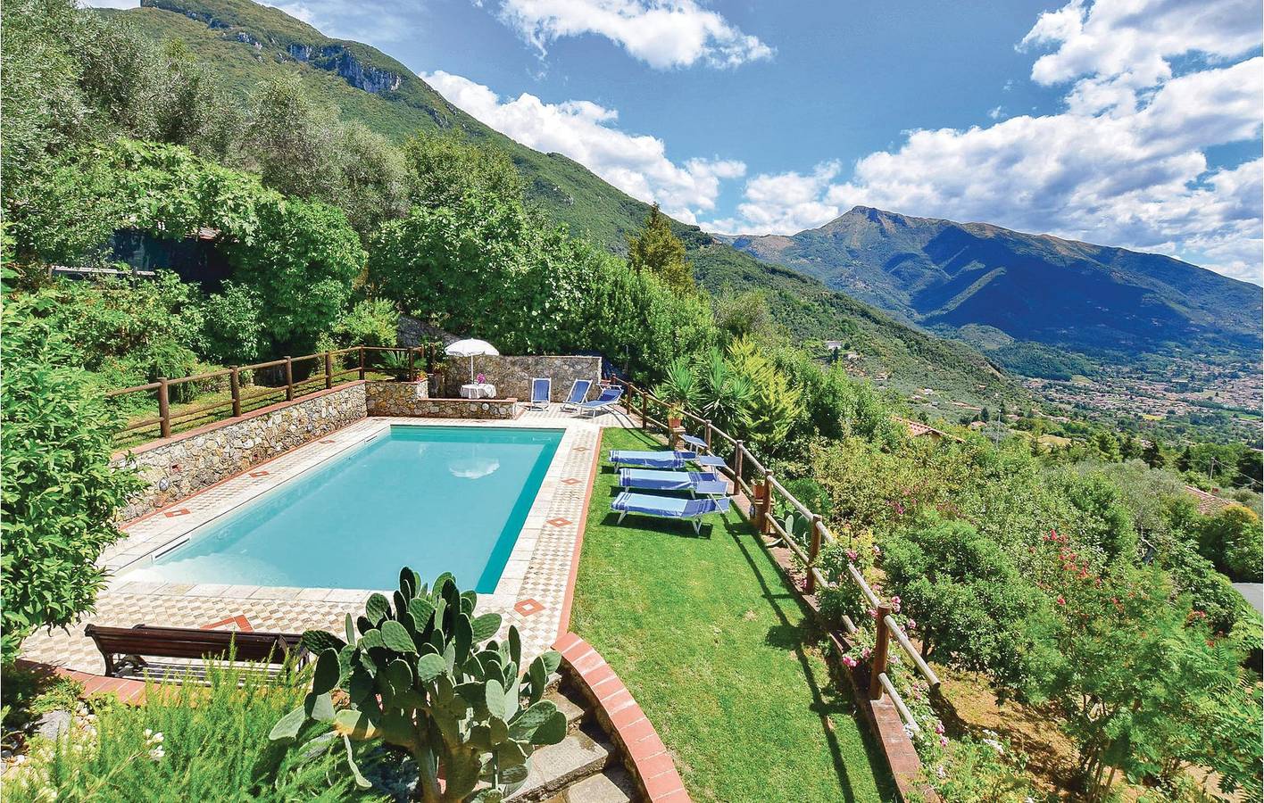 190qm Wohnung mit Pool, Garten & Internet - Camaiore 2km in Camaiore, Italienische Riviera