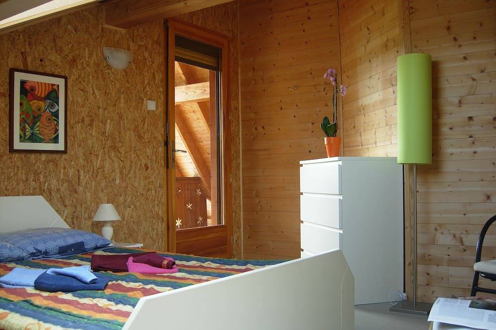 Grand chalet avec jacuzzi et vue sur lac in Saint-Jacques-d'Ambur, Puy-de-Dôme