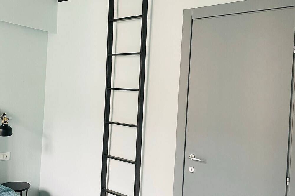 Appartamento intero, Appartamento 'Blue House con Terrazzo' vista mare, Wi-Fi e aria condizionata in Portopalo di Capo Passero, Siracusa e dintorni