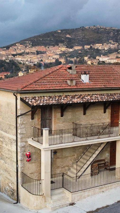 Location de vacances pour 2 personnes, avec jardin ainsi que vue et terrasse, animaux acceptés à Arpino - 2