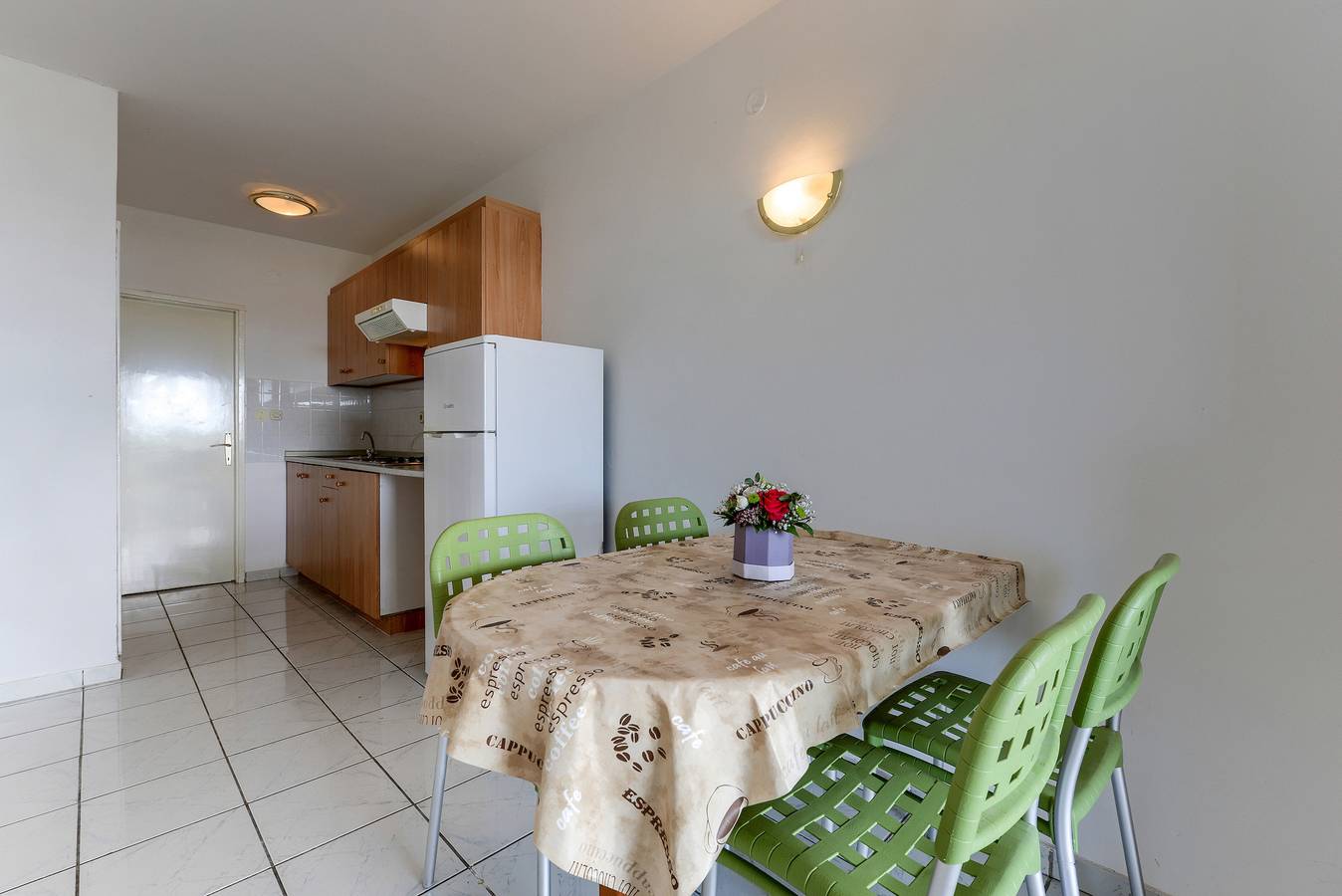Ganze Ferienwohnung, Wohnung für 2+3 Personen mit Privatsphäre in Ljubac, Zadar