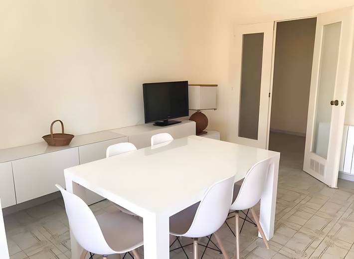 Apartamento entero, Apartamento 'Francás' con piscina compartida, terraza privada y Wi-Fi in Platja de Cal Guinovart (el Vendrell), Vendrell