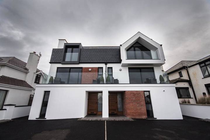 Holiday home for 10 people, with Balcony and Terrace as well as Garden and View in Portstewart