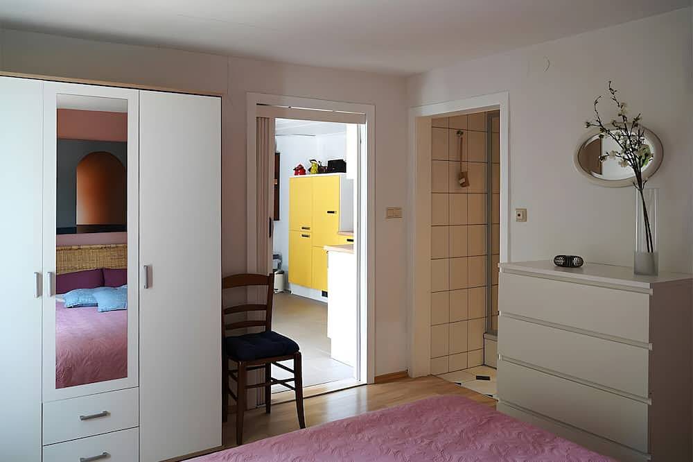 Apartment 'Haus Mit Kunst' with Private Terrace, Shared Garden and Wi-Fi in Leipzig-South, Leipzig