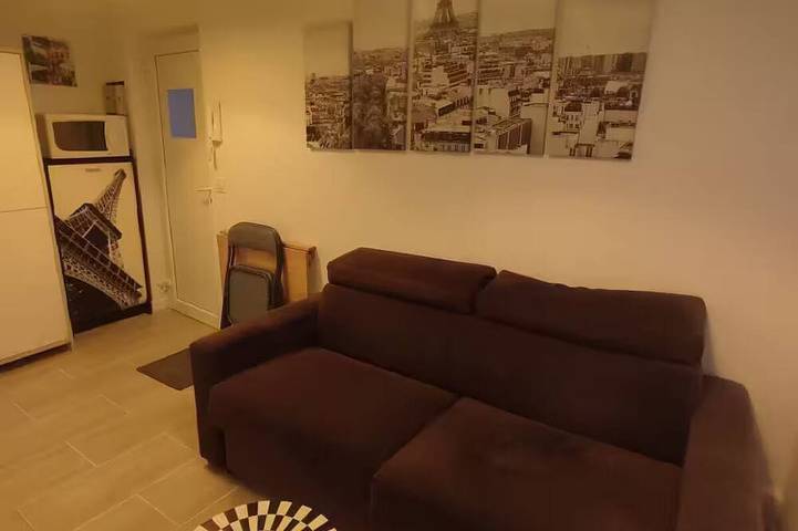 Apartamento entero, Small studio apartment right in the heart of downtown Meaux, with the train station less than a 10-minute walk away in Meaux, Sena y Marne