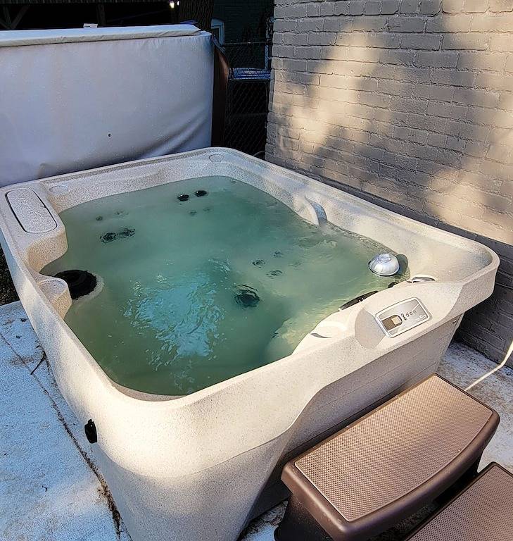 Historic 155 y/o 3-bedroom Kc house with hot tub. in Kansas City, Missouri