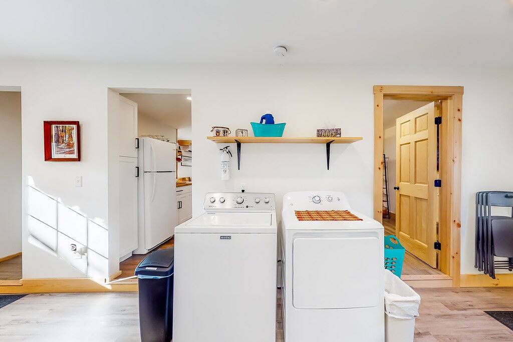 Lakeview Getaway - Trailer Parking, Walk to Ramp, Dogs Welcome & High-Speed Wifi in Greenville (ME), Moosehead Lake