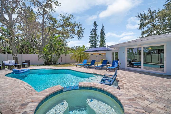 Vacation rental for 5 people, with terrace and yard, with pets in Indian Rocks Beach