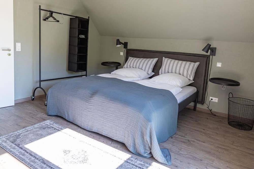 Ferienhaus auf dem Land mit Kamin, Sauna, atemberaubenden Blick ins Tal, mehrere Terrassen, 1500qm Grundstück 1,6m hoch eingezäunt. in Gerabronn, Hohenlohe