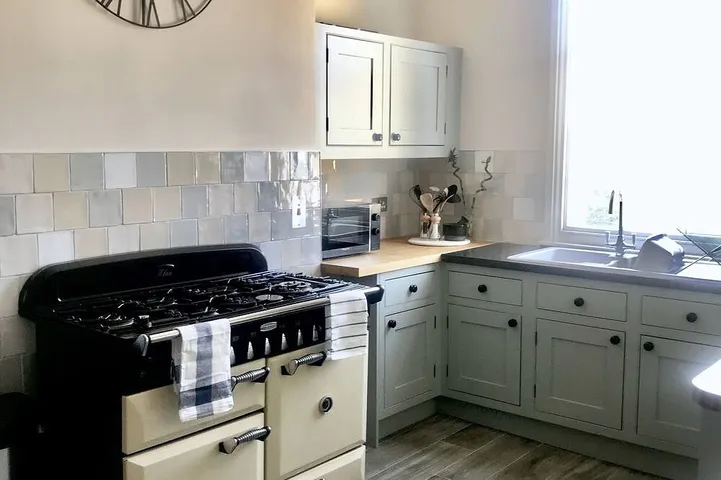 Entire apartment, A Beautiful Grade II regency property with parking in Cheltenham, Gloucestershire