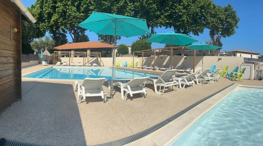 Camping pour 5 personnes, avec piscine et jardin ainsi que bassin pour enfant et vue, animaux acceptés