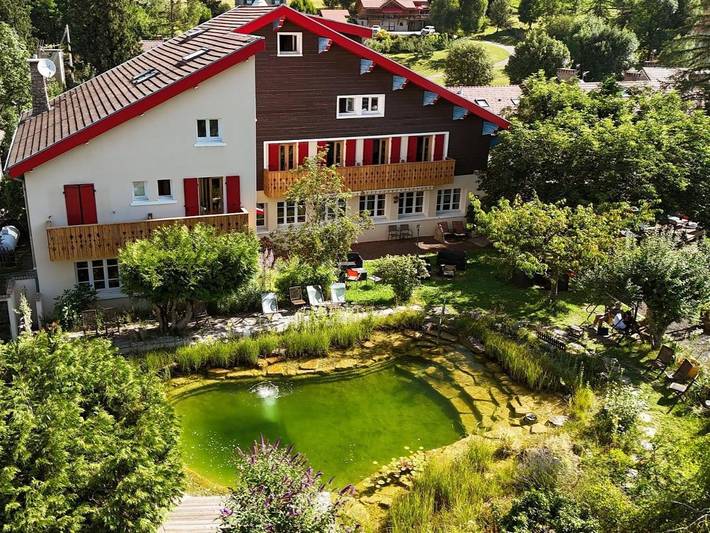 Hôtel pour 4 personnes, avec Terrasse ainsi que Jardin et Piscine à La Chapelle-en-Vercors