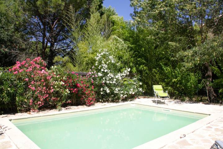 Gîte pour 4 personnes, avec Terrasse ainsi que Jardin et Piscine
