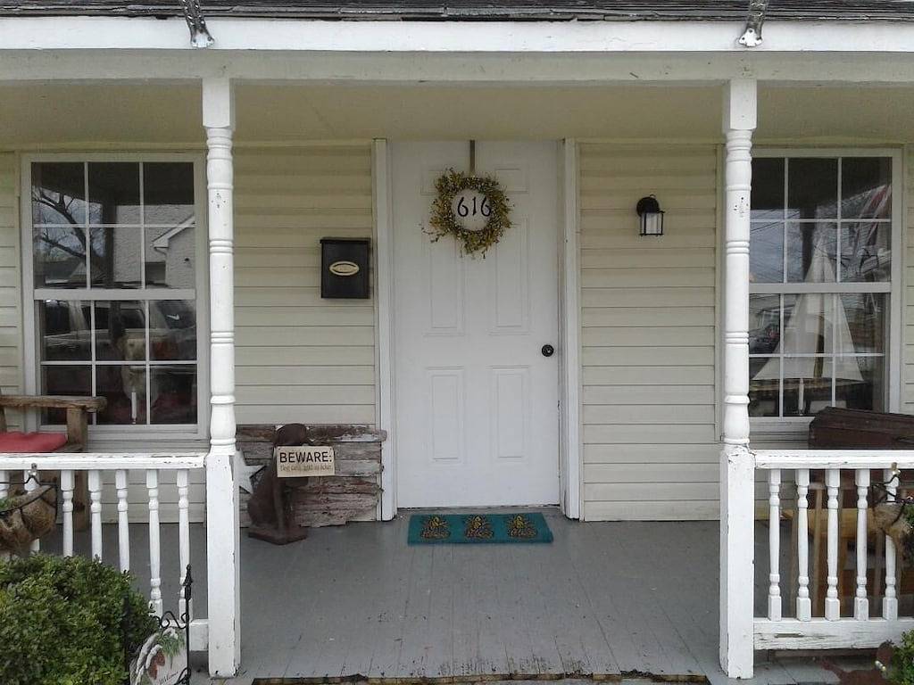 Cozy home with fenced in yard-Dog Friendly . 2 block walk to historic downtown! in Havre de Grace, Chesapeake Bay