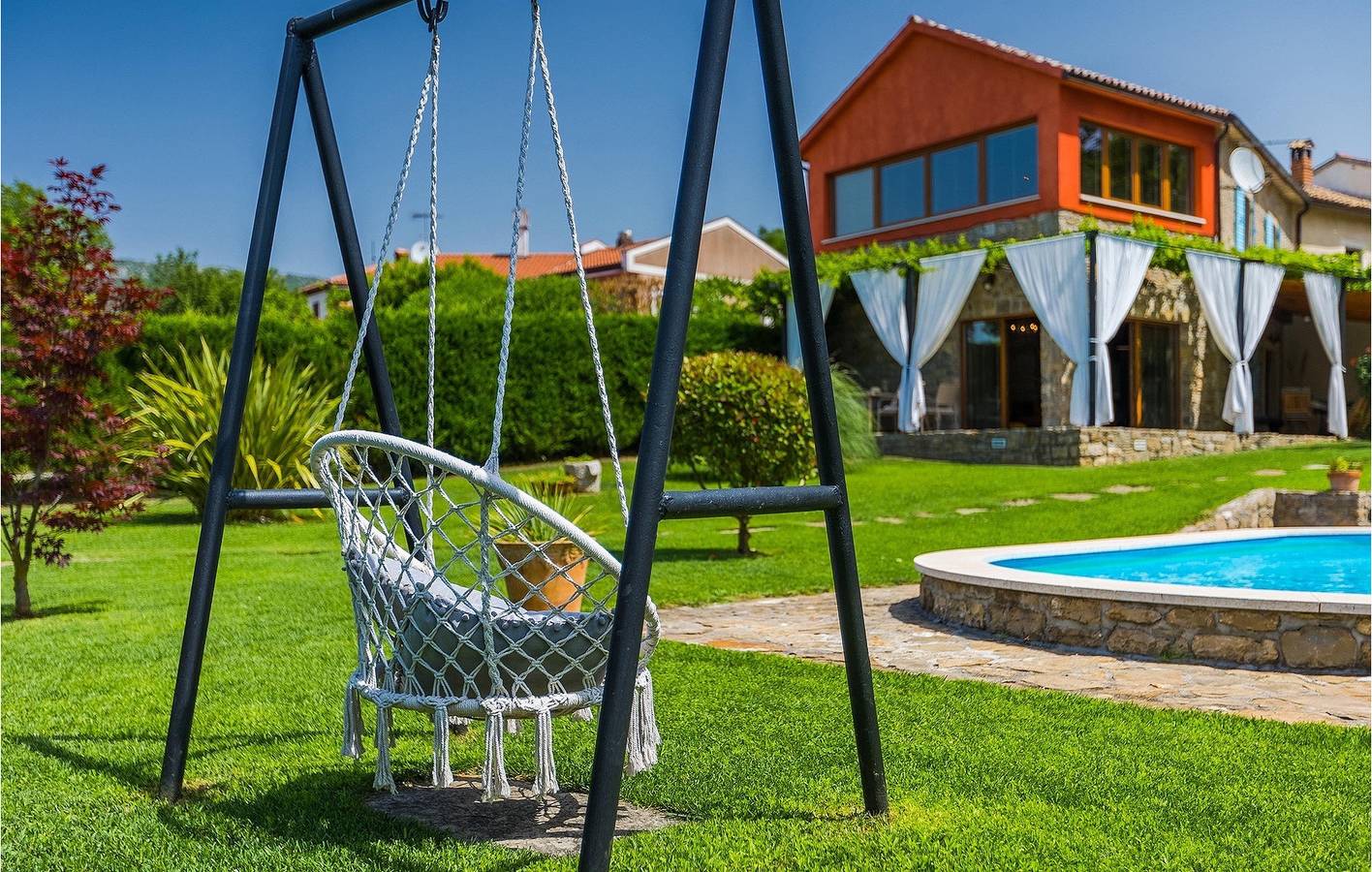 Charmantes Apartment 2,5 km von Buzet entfernt: Apartment am Pool mit WLAN und Parkplatz in Buzet, Zentralistrien