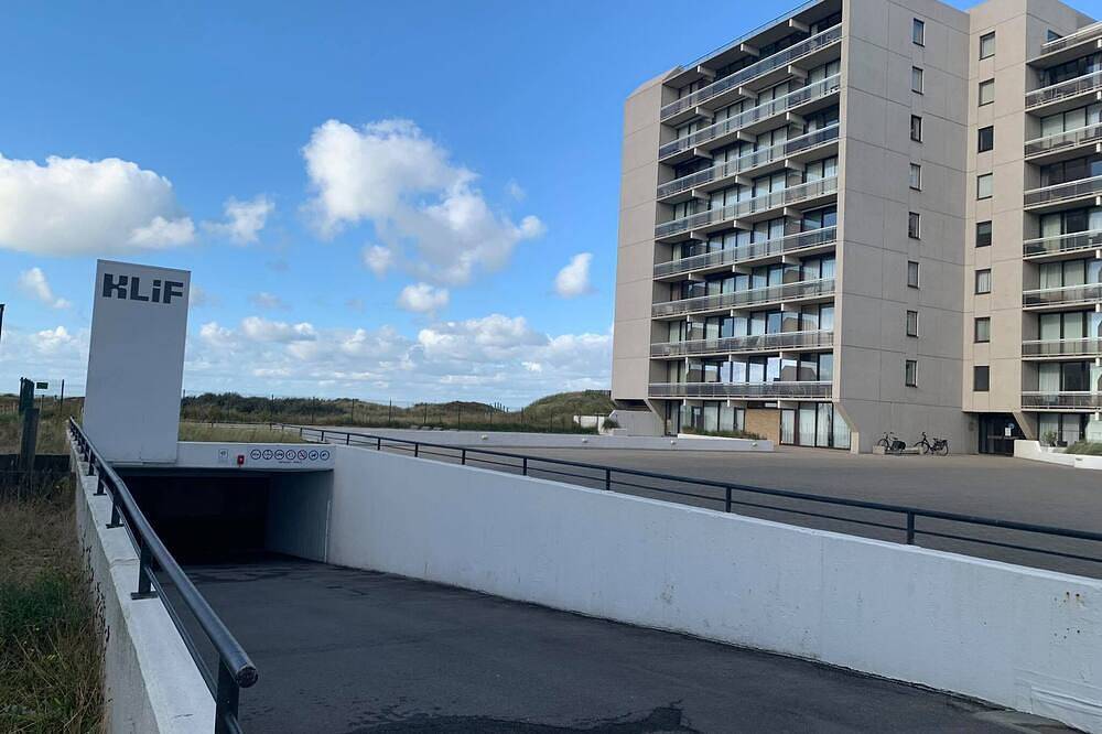 Geheel appartement, Charming studio with side sea view and indoor pool in De Panne, Belgische Kust