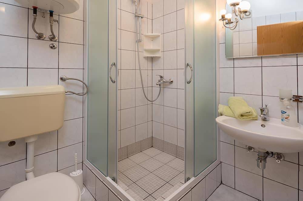 Ganze Wohnung, Gemütliche Wohnung Bose 2 + 2 nur 5 Meter vom Strand entfernt in einem ruhigen Ort zum Entspannen in Kanica, Razanj