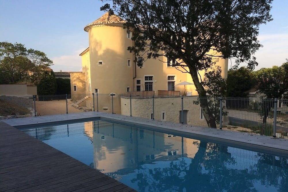 Appartement entier, Appartement dans Château pour 4 personnes avec Piscine commune in Lussan, Région de Nîmes