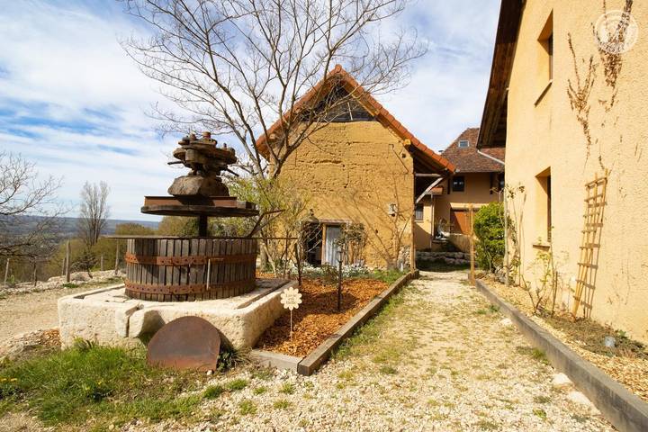 Gîte pour 6 personnes, avec jacuzzi ainsi que jardin et terrasse à Saint-Genix-sur-Guiers - 2