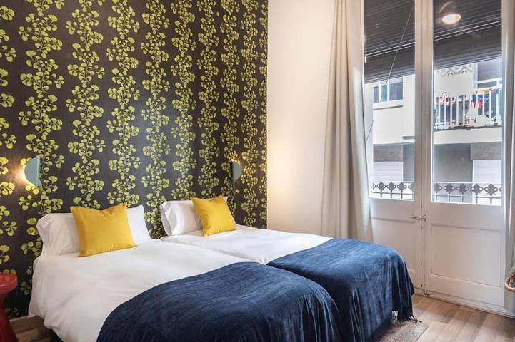 Entire apartment, Oasis with a sunny terrace in the heart of Gracia in Barcelona Centre, Barcelona