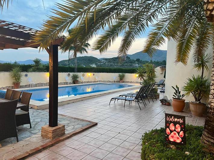 Location de vacances pour 2 personnes, avec vue ainsi que jardin et piscine, animaux acceptés à Llíber